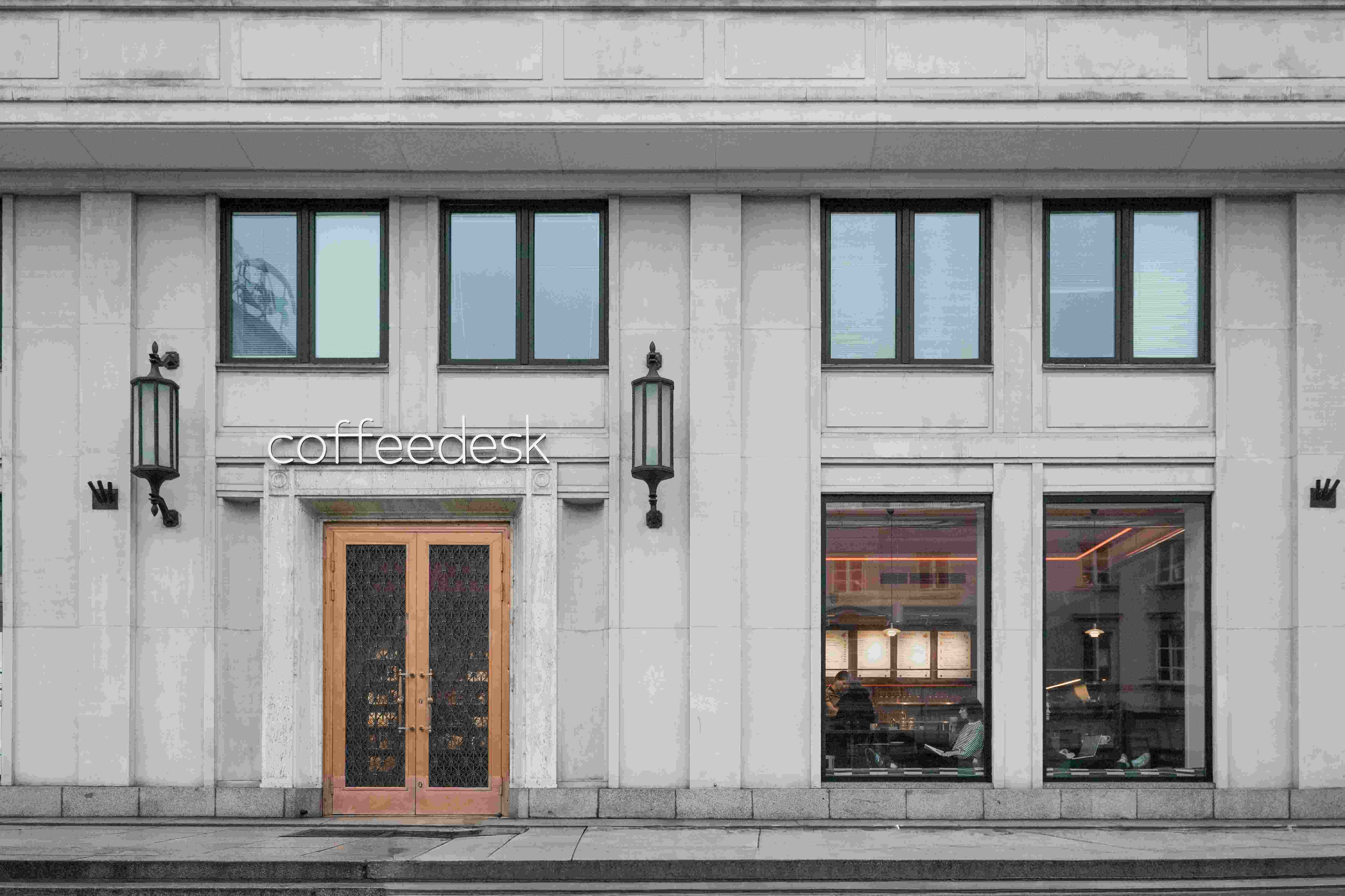 Nowa kawiarnia Coffeedesk w Warszawie. Modernistyczna przestrzeń, która zachwyca